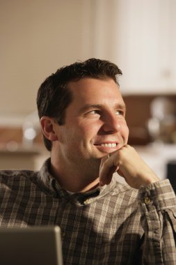 Gülümseyen bir adamın ön görüntüsü