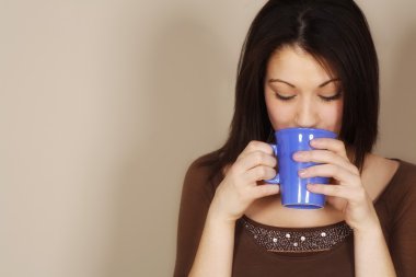 sıcak bir içecek içme kadın