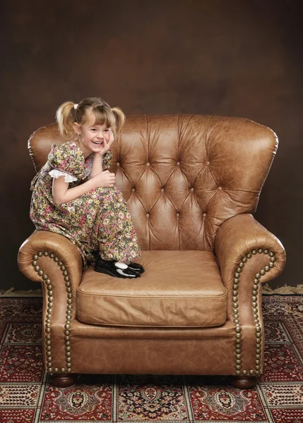 Chica sentada en sillón — Foto de Stock