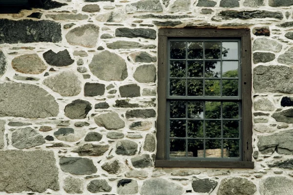 Pared de piedra con una ventana — Foto de Stock