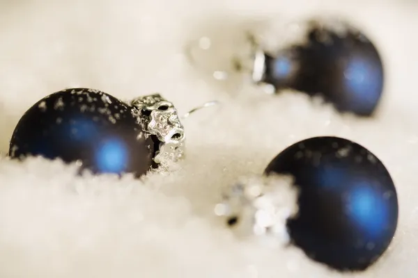 Metalik Mavi Noel süsler içinde kar döşeme — Stok fotoğraf