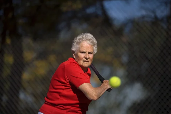 Kadın tenis topu vurmak için hazır — Stok fotoğraf