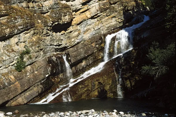 Cascata nelle montagne rocciose canadesi — Foto Stock