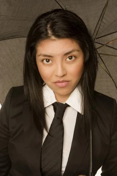 Kvinna som bär en kostym med paraply — Stockfoto