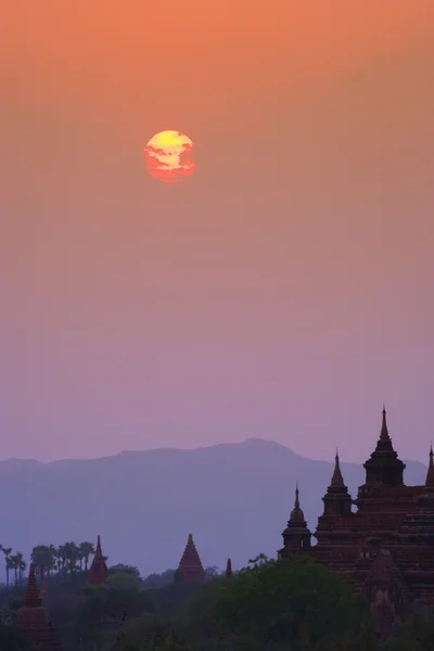 Temple Stupa au lever du soleil à Bagan, Myanmar — Photo