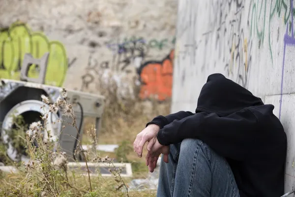 Man Beside Graffiti — Stock Photo, Image