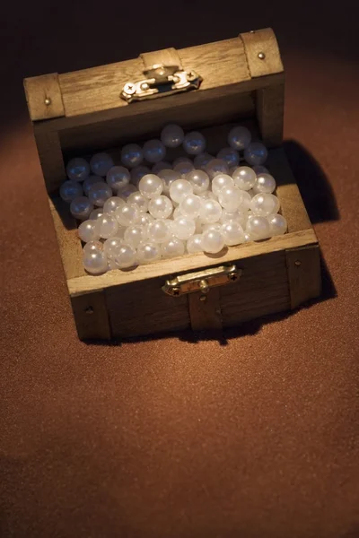 木製の箱の真珠 — ストック写真