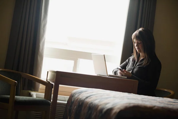 Una donna con un computer portatile — Foto Stock
