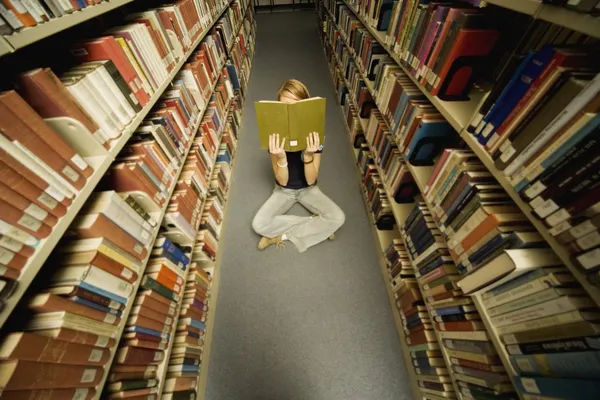 Reading In The Library — Stock Photo, Image