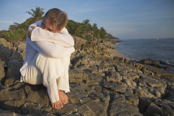 Woman On Rocky Shoreline — Stock Photo, Image