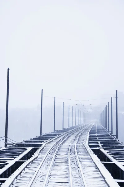 覆盖雪地的火车轨道 — 图库照片