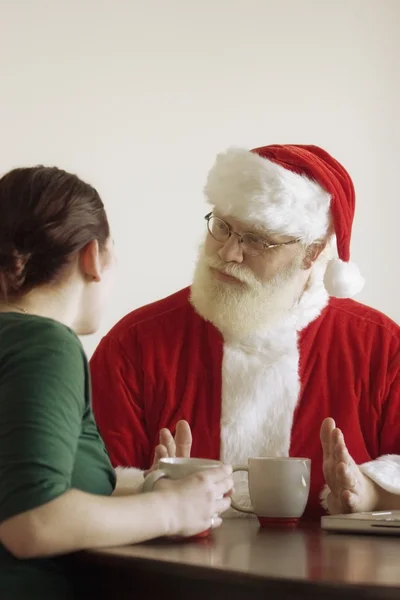 Donna che parla con Babbo Natale — Foto Stock
