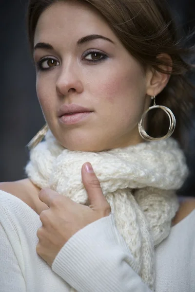 Kvinna klädd i en scarf — Stockfoto