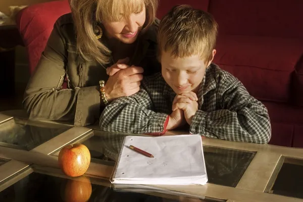 Moeder en zoon bidden samen — Stockfoto