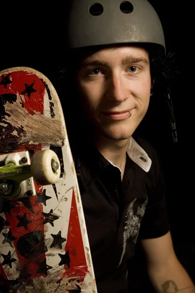 Estúdio tiro de um homem com um skate — Fotografia de Stock