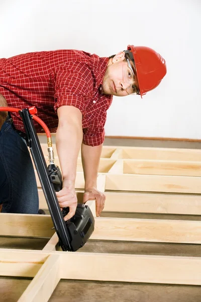 Werken met spijker pistool timmerman — Stockfoto