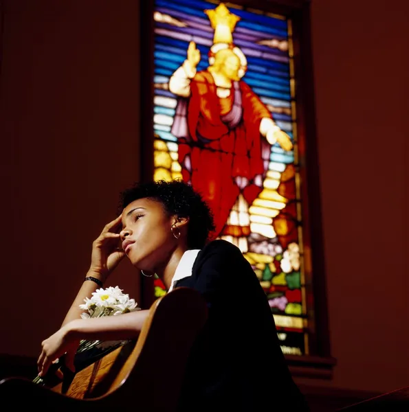 Mujer pensando en una iglesia — Foto de Stock