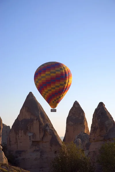 Balão de ar quente voando sobre Goreme Valley, Capadócia, Anatólia, Turquia — Fotografia de Stock