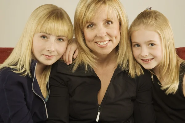 Porträt einer Mutter mit zwei Töchtern — Stockfoto