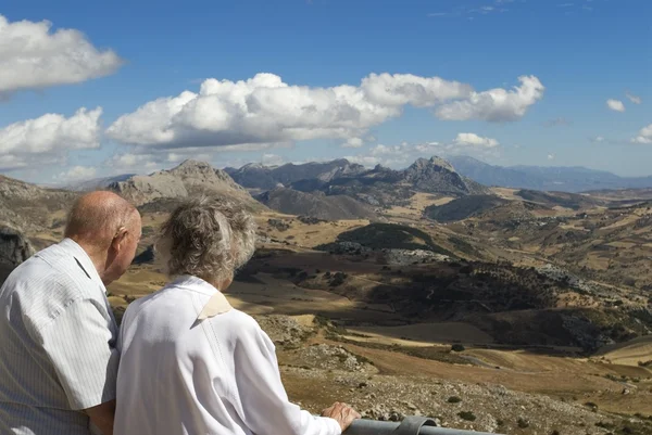 Coppia che guarda fuori a El Torcal in Antequera, Spagna — Foto Stock