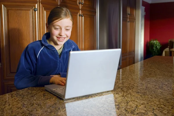 Jong meisje werken op laptop — Stockfoto