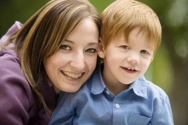 Retrato de una madre con hijo — Foto de Stock