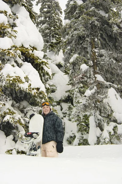 Portret snowboarder w śniegu — Zdjęcie stockowe