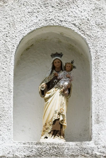 Jungfrau Maria und Christkind in einer steinernen Nische, Nordspanien — Stockfoto