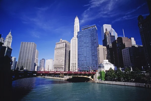 शिकागो नदी आणि मध्यवर्ती शिकागो, इलिनॉय, यूएसए — स्टॉक फोटो, इमेज