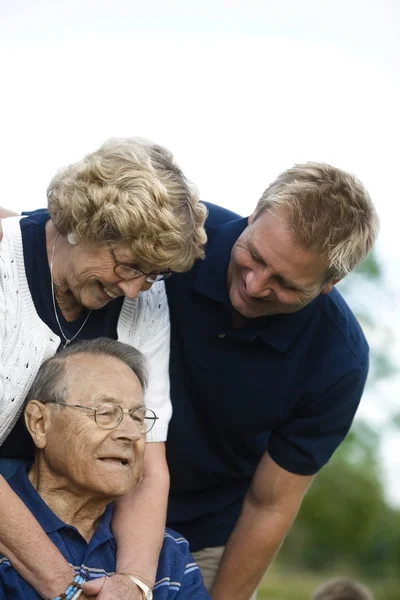 Vista frontal de una familia feliz — Foto de Stock