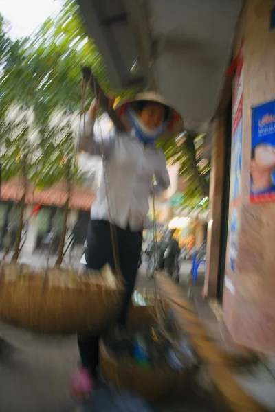 食品、ハノイ、ベトナムを運ぶ女性 — ストック写真
