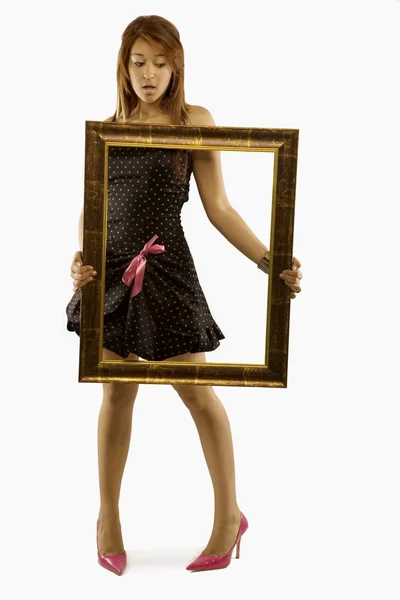 Mulher segurando quadro de imagem — Fotografia de Stock