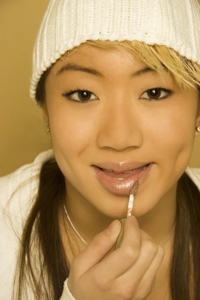 Mujer aplicando brillo labial — Foto de Stock