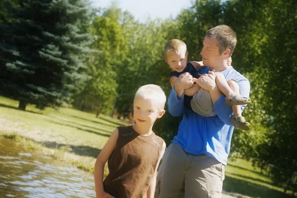 Vista anteriore del padre che gioca con i bambini — Foto Stock