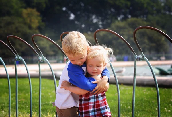 Hermano y hermana abrazándose — Foto de Stock