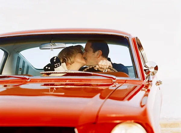 Pareja besándose en coche antiguo — Foto de Stock