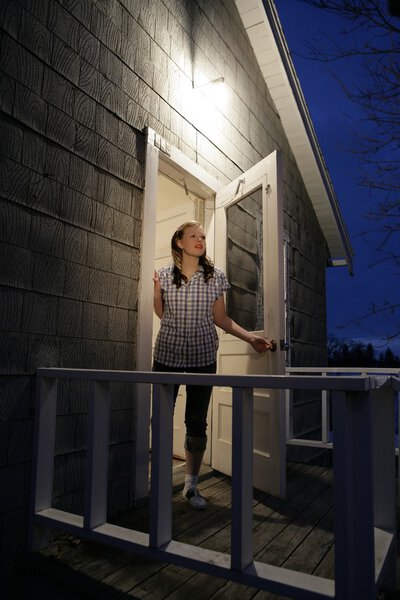 Женщина, стоящая у дверей
