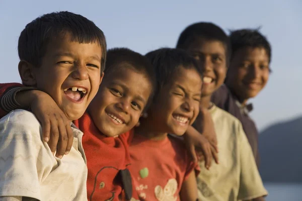 En gruppe smilende barn – stockfoto