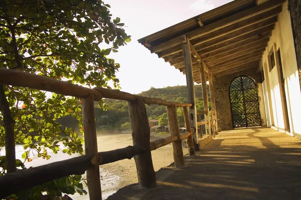 Veranda mit Blick auf Wasser — Stockfoto