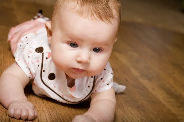 Baby op de verdieping — Stockfoto