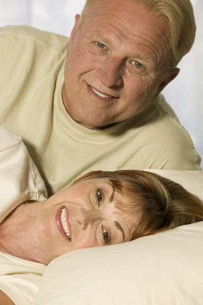 Closeup důchodci pár dohromady — Stock fotografie