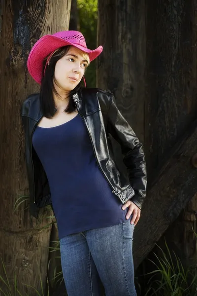 Frau mit rosa Cowboyhut — Stockfoto