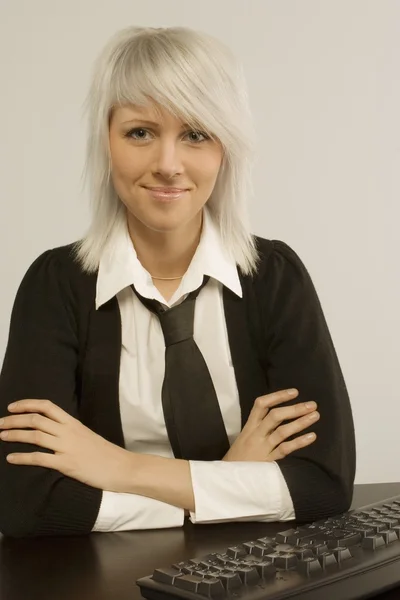 Dame zittend door toetsenbord — Stockfoto