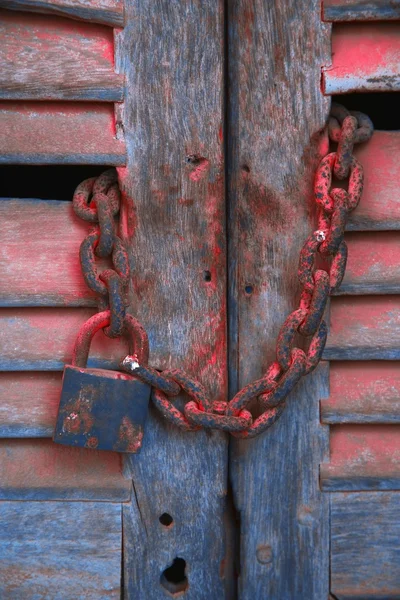 挂锁和木制的门上的链 — 图库照片