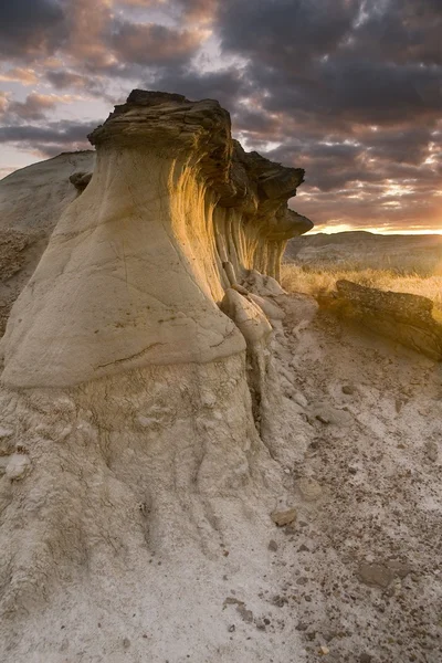 Hoodoos на заході сонця в Провінційний парк динозаврів, Альберта, Канада — стокове фото