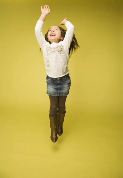 Menina saltando no ar — Fotografia de Stock