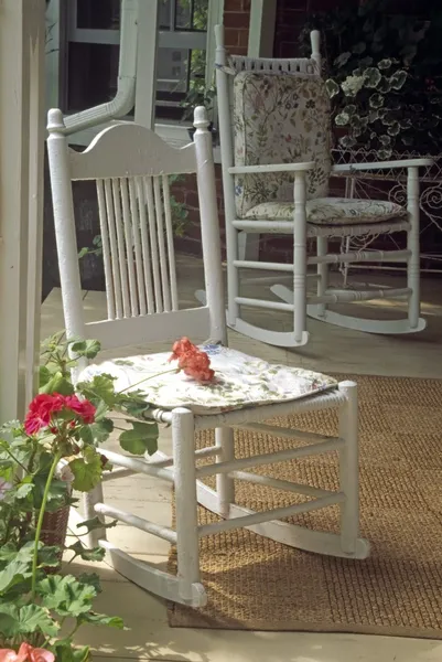 ülke verandada sallanan sandalyeler