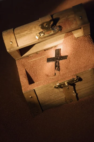 Une croix dans une boîte en bois — Photo