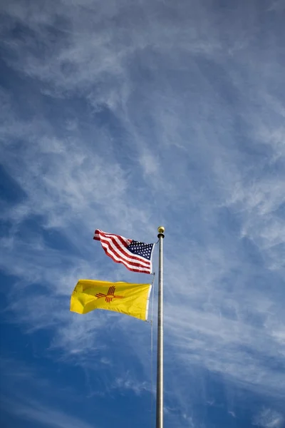 Amerikaanse vlag en new mexico vlag op vlag paal — Stockfoto