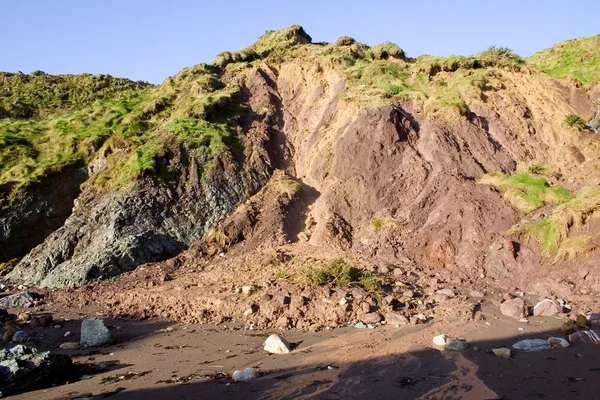 Erozja urwiska, zatoka ballydowane, miedzi wybrzeża, co waterford, Irlandia — Zdjęcie stockowe